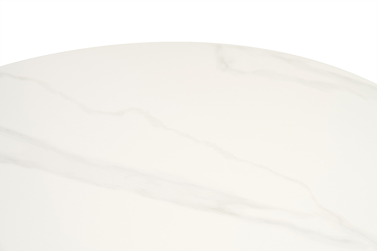 Nahaufnahme der weien Keramikplatte des runden Design-Esstischs MALOU.
