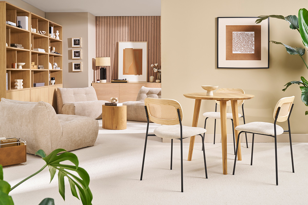 Runder Tisch aus hellem Eichenholz mit vier Sthlen, Innenansicht eines modernen Wohnzimmers.