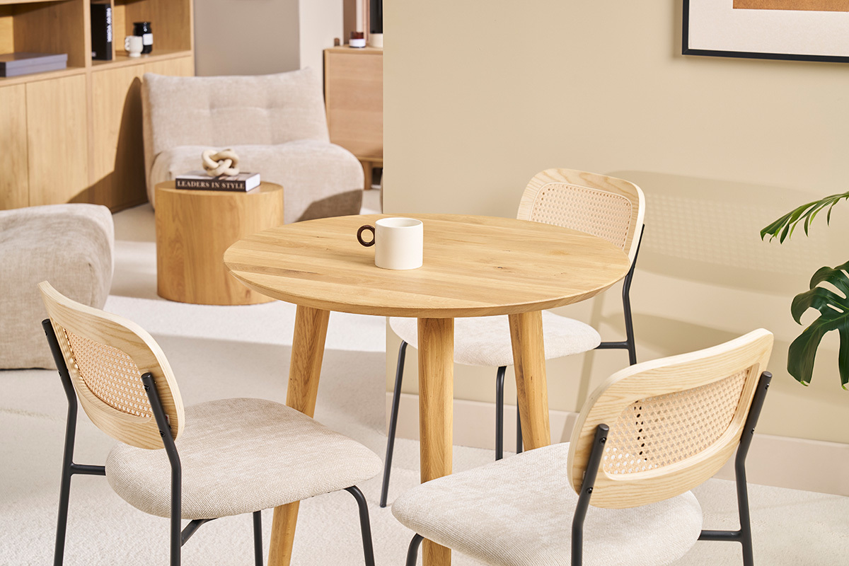 Runder heller Holztisch mit Sthlen, Gesamtansicht in einem modernen Interieur.