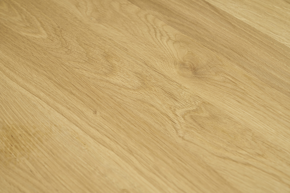 Nahaufnahme der hellen Eichenholzplatte des runden Esstisches OKSANA.