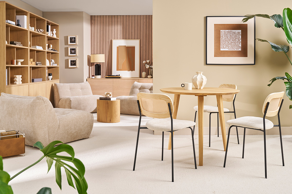 Runder Esstisch aus hellem Holz mit vier St�hlen, Gesamtansicht eines modernen Wohnzimmers.