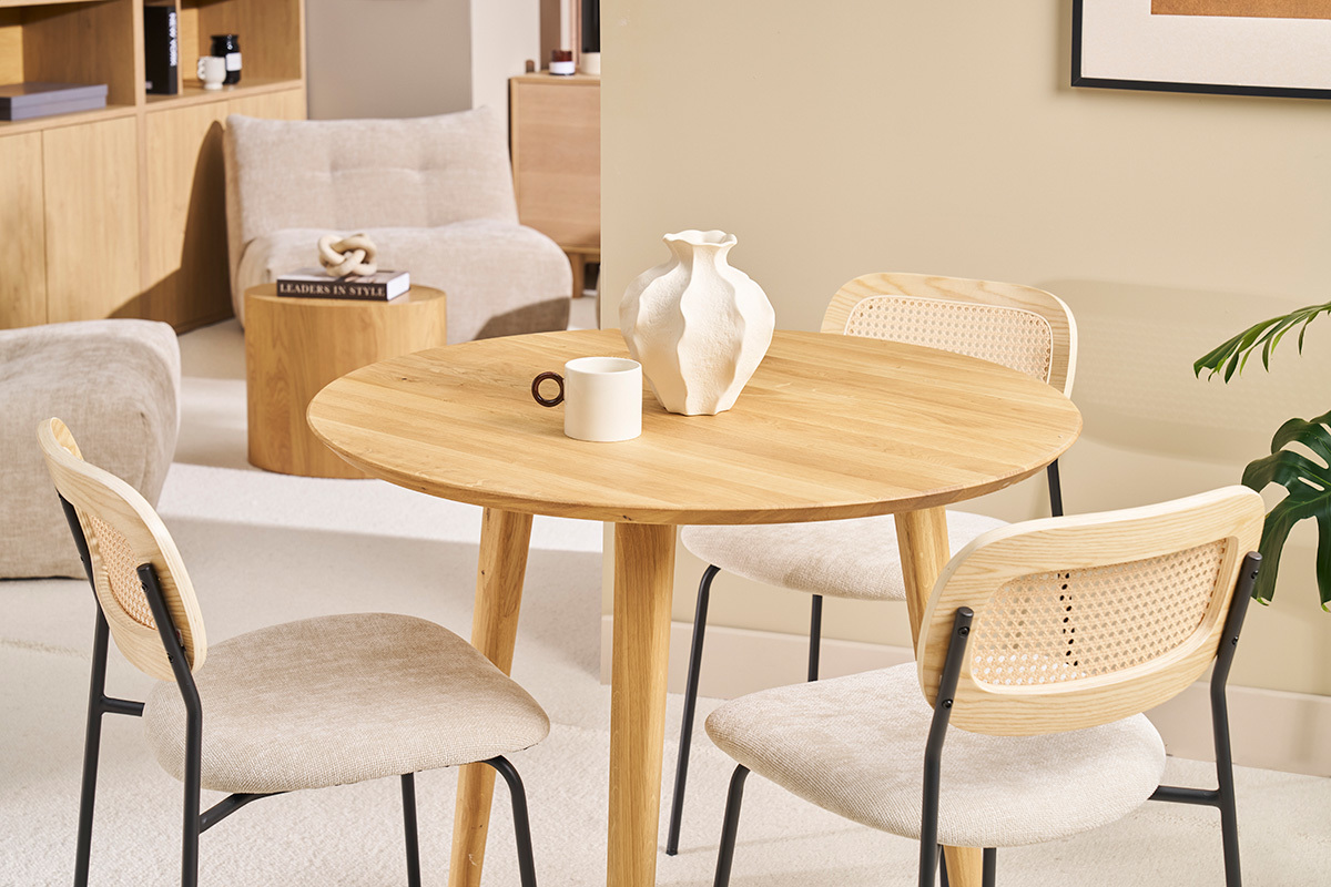 Runder Esstisch aus hellem Holz mit St�hlen, Gesamtansicht Esszimmer.