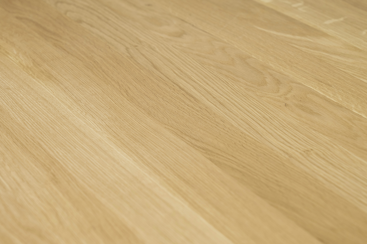 Eichentisch massiv mit heller Holzfinish, Nahaufnahme der Tischplatte.