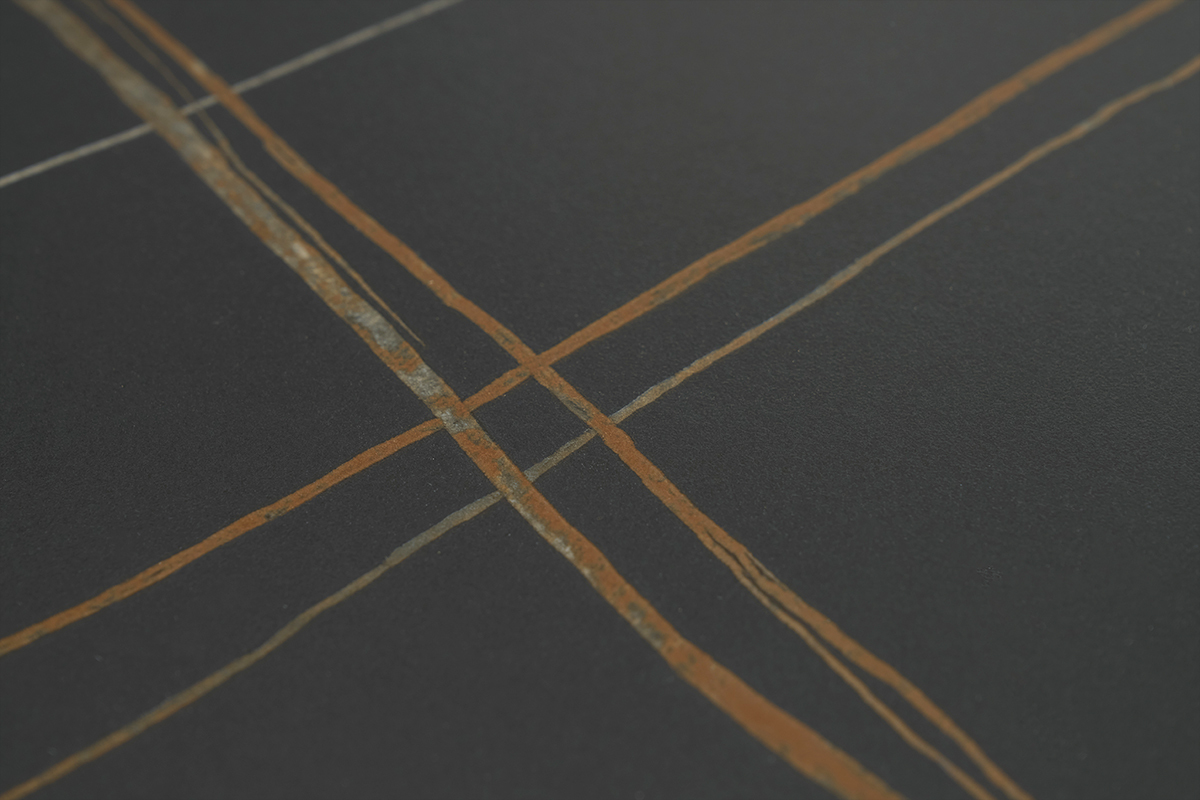 Detail der schwarzen Keramikplatte mit orangefarbenen linearen Mustern des MALOU-Tisches.