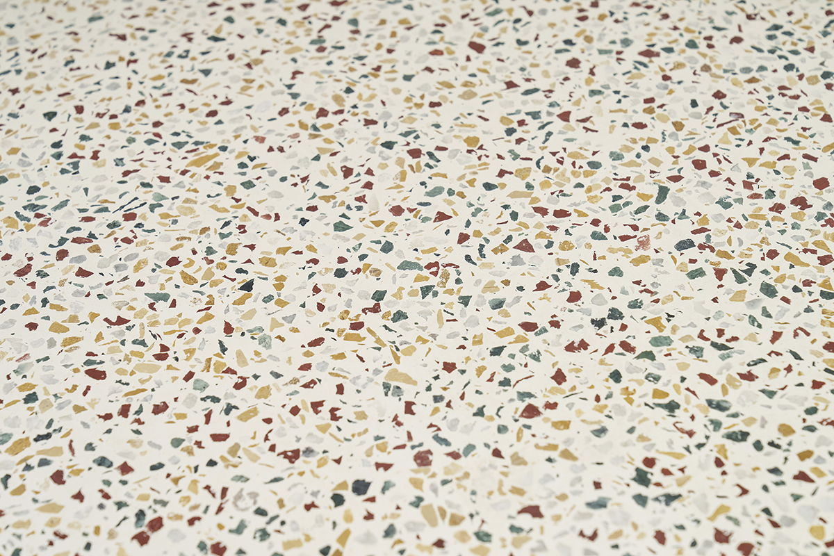 Nahaufnahme des bunten Terrazzo-Musters eines NESSA Couchtisches.
