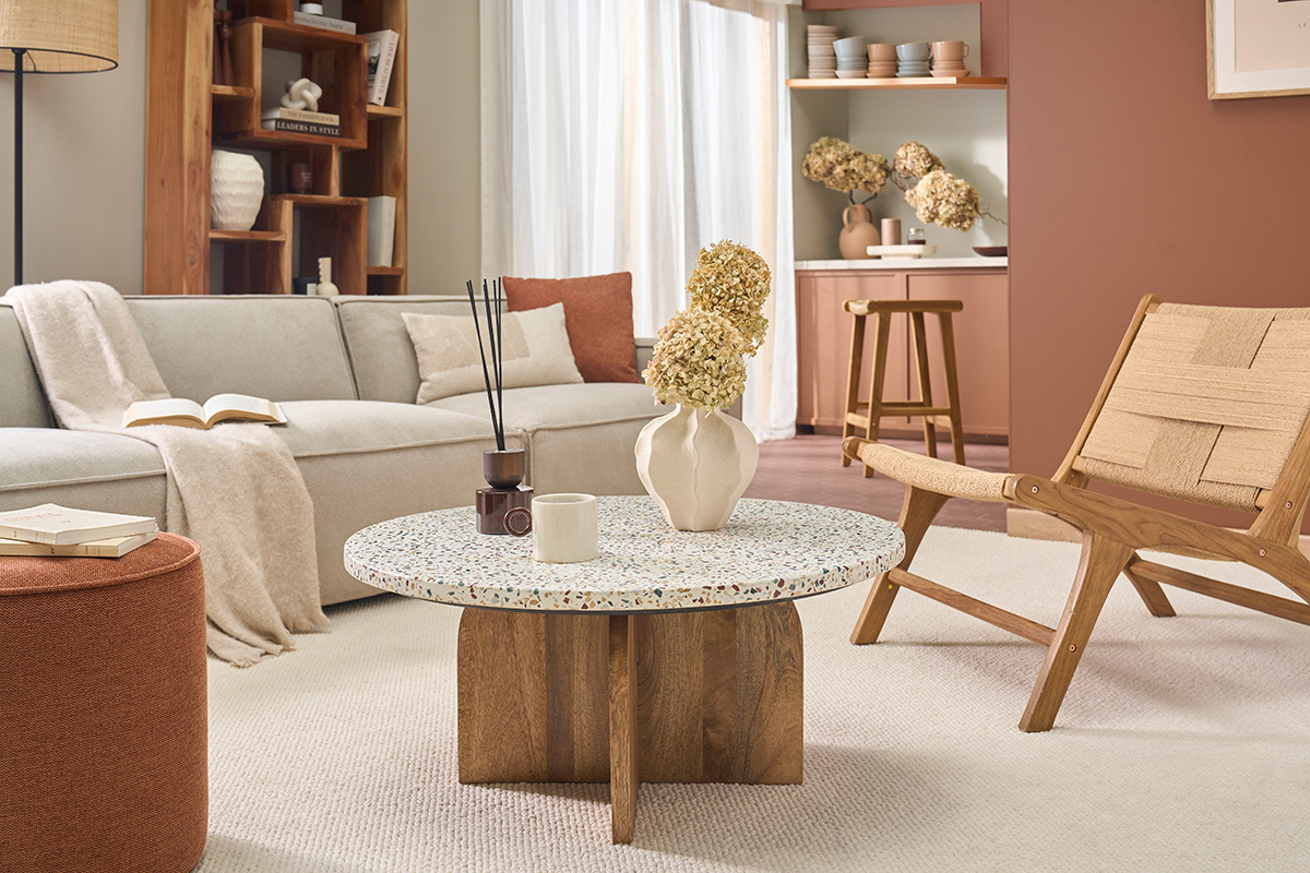 Runder Niedertisch aus Terrazzo und hellem Mangoholz D79.5 cm NESSA