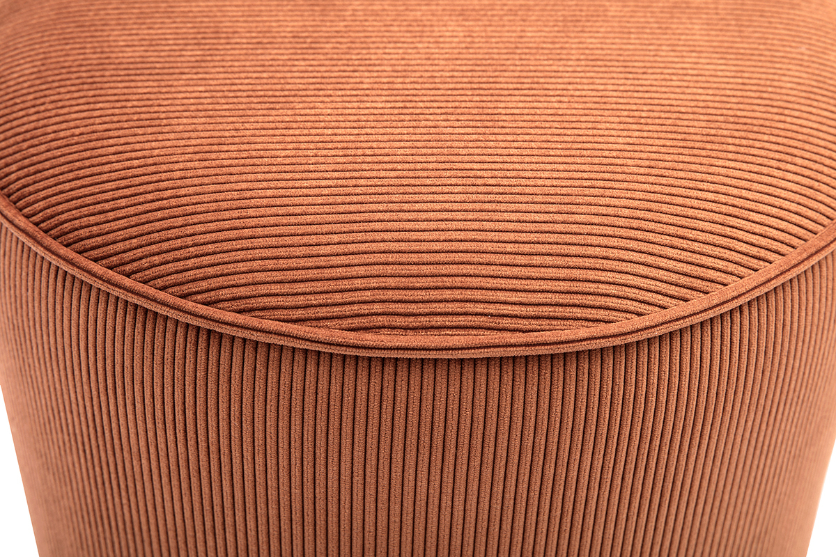 Nahaufnahme eines runden Cord-Poufs in gebranntem Erdton.