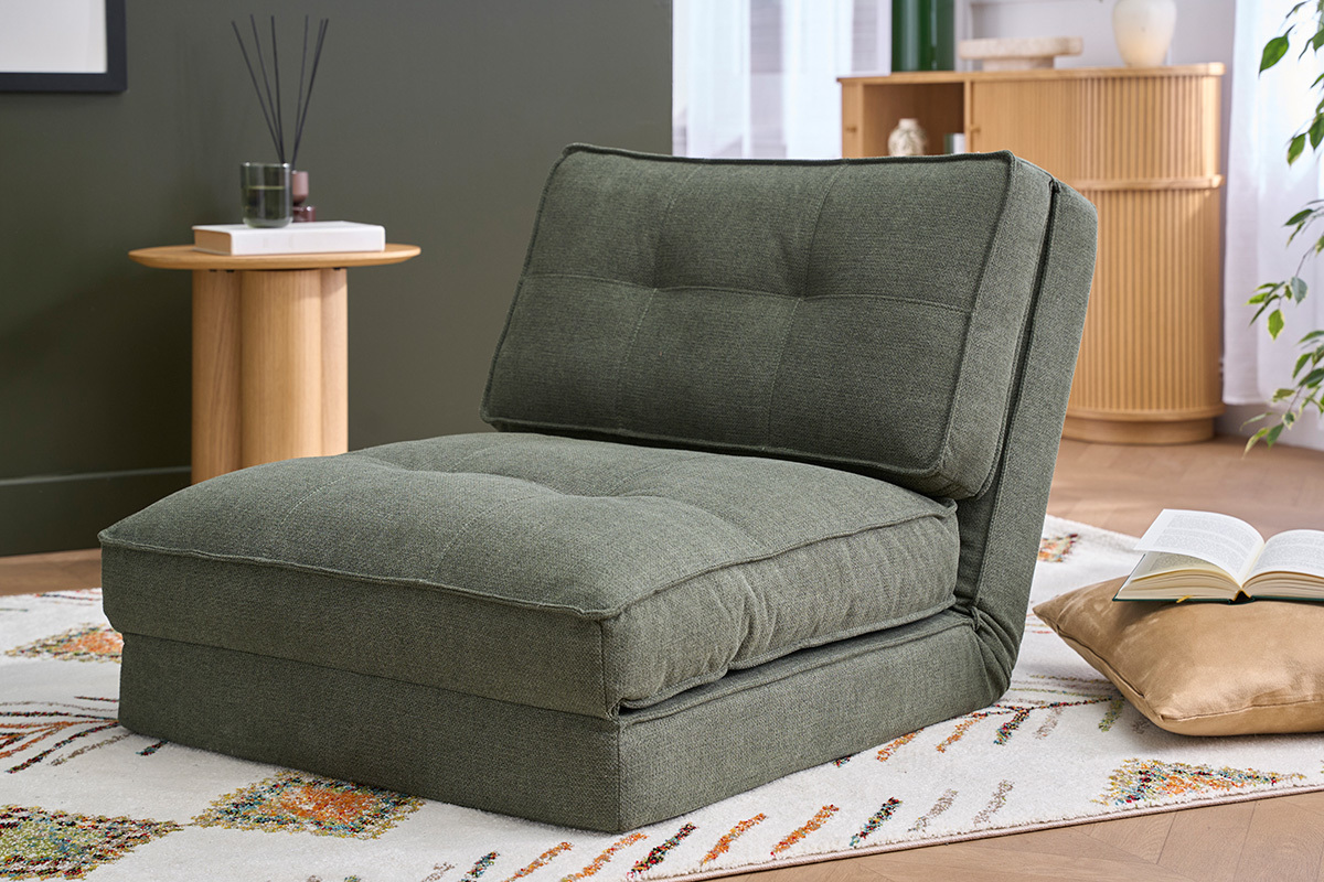 Einzelner umwandelbarer Sessel SALLY in Khakigr�nem Stoff, Seitenansicht in einem Wohnzimmer.