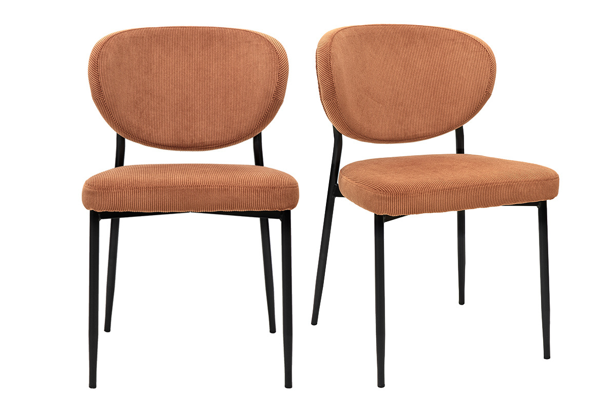 Zwei BREKA Sthle aus geripptem Samt in verbrannter Erde und schwarzem Metall, Frontansicht.