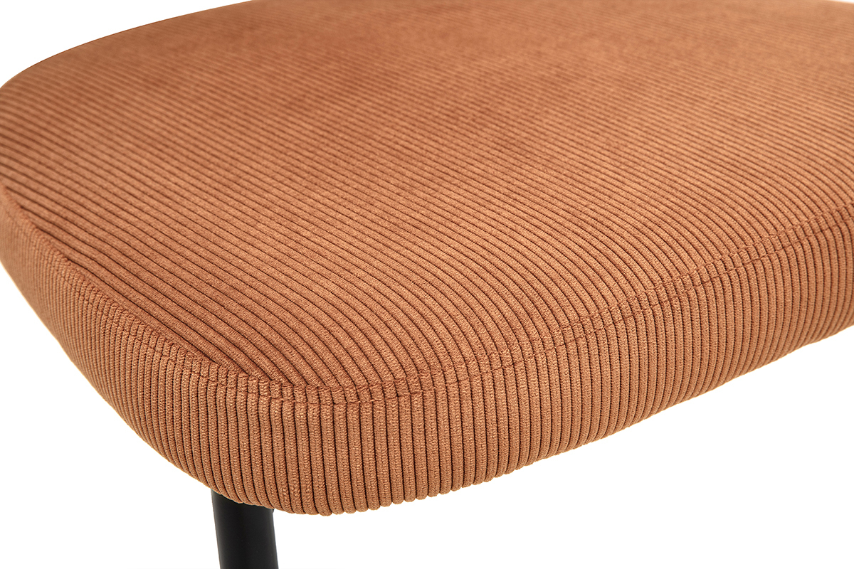 Nahaufnahme des Sitzes aus Rippensamt in gebrannter Erde des BREKA-Stuhls.