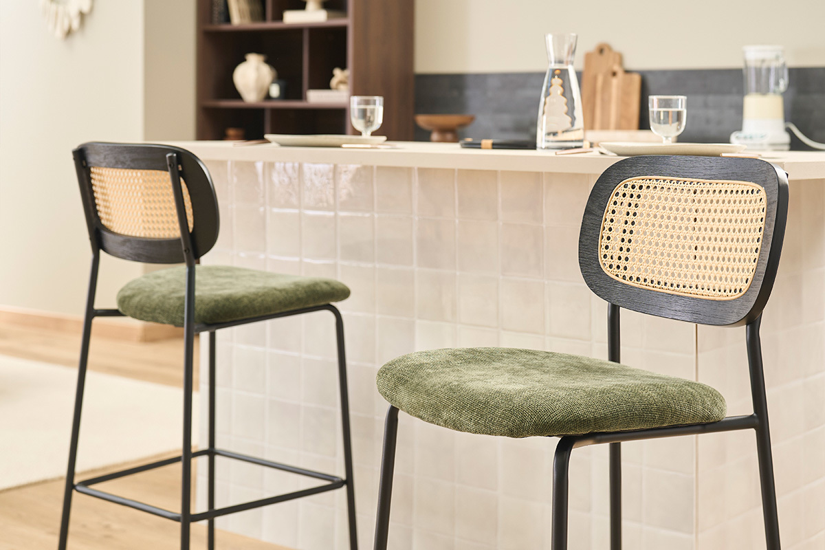 Samtiger Textil-Barhocker in Kaki-Gr�n, Schwarzes Metall und Rattan-Geflecht (2er-Set) MIRANDA