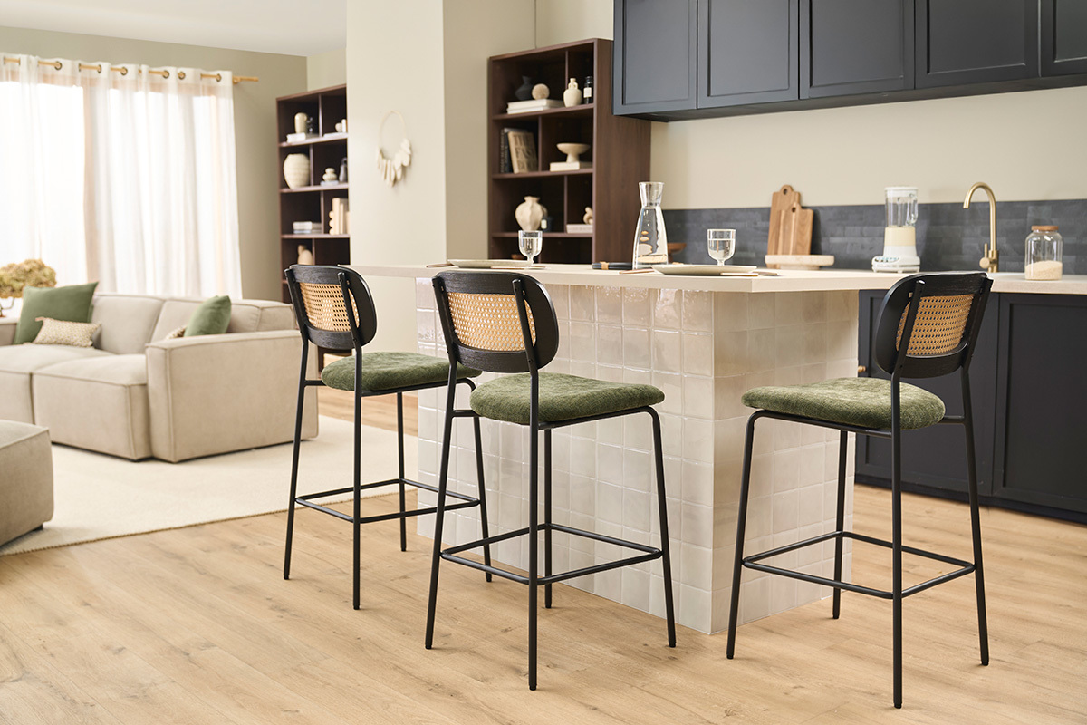 Samtiger Textil-Barhocker in Kaki-Gr�n, Schwarzes Metall und Rattan-Geflecht (2er-Set) MIRANDA