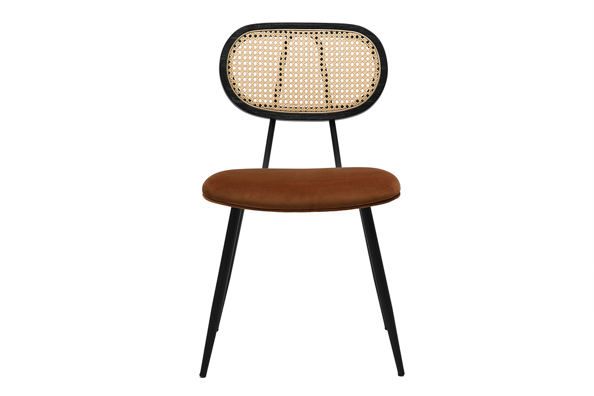 Samtstuhl in verbrannter Erdefarbe mit R�ckenlehne aus Rattan und schwarzen Metallbeinen, Frontansicht.