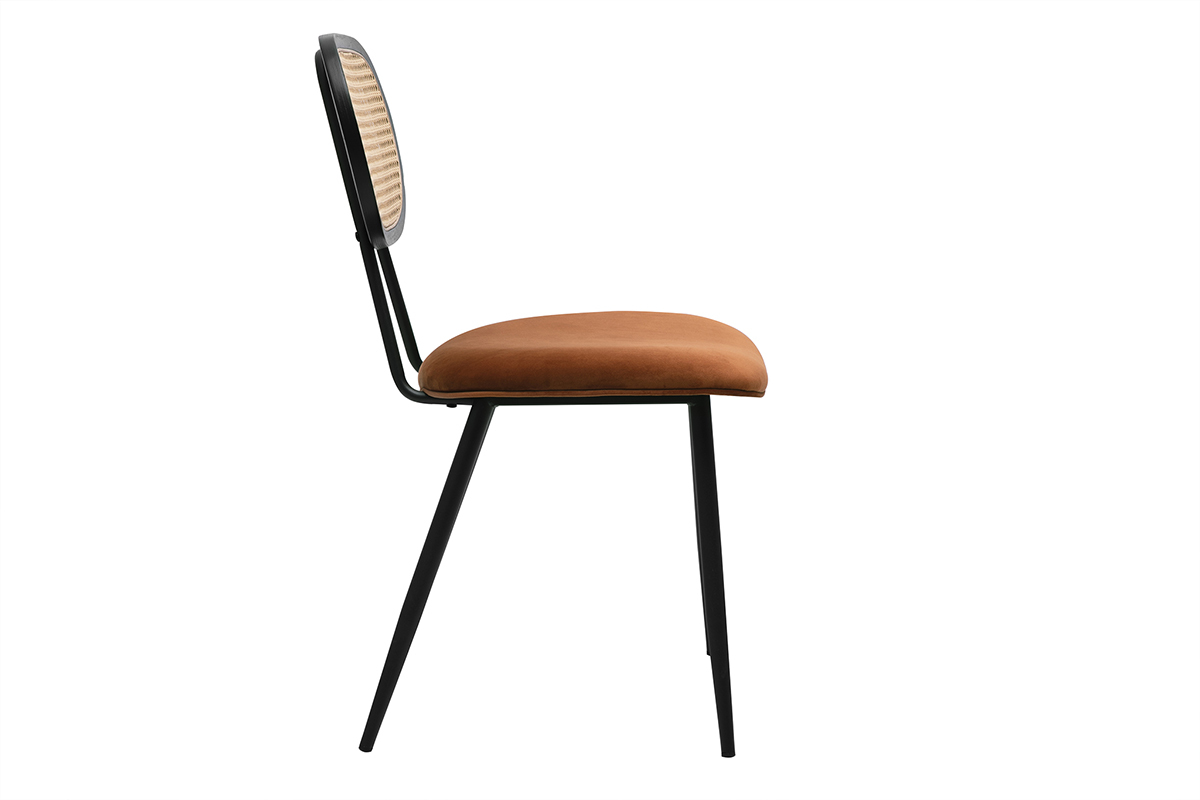 SWANN Stuhl in verbrannter Erde Samt, schwarzem Metall und Rattan, Seitenansicht.