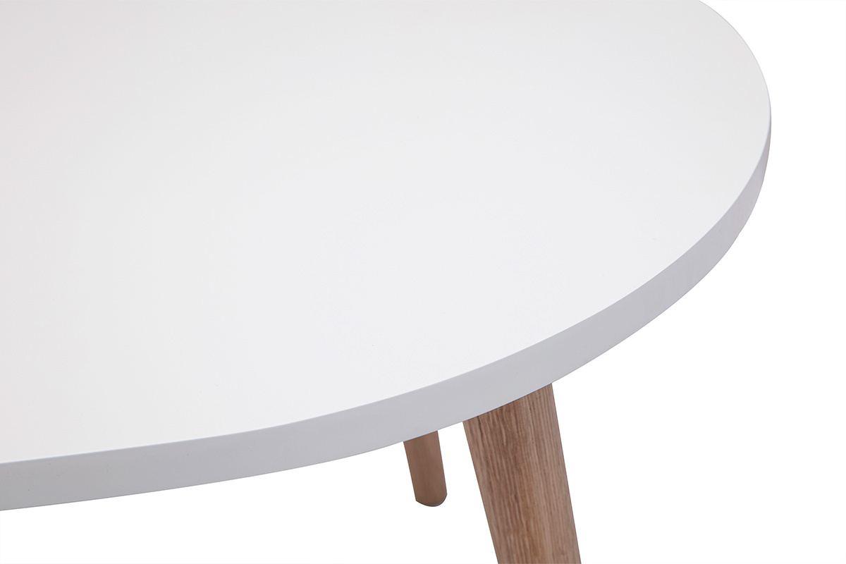 Nahaufnahme der wei�en Oberfl�che eines skandinavischen Couchtisches mit hellen Holzbeinen.