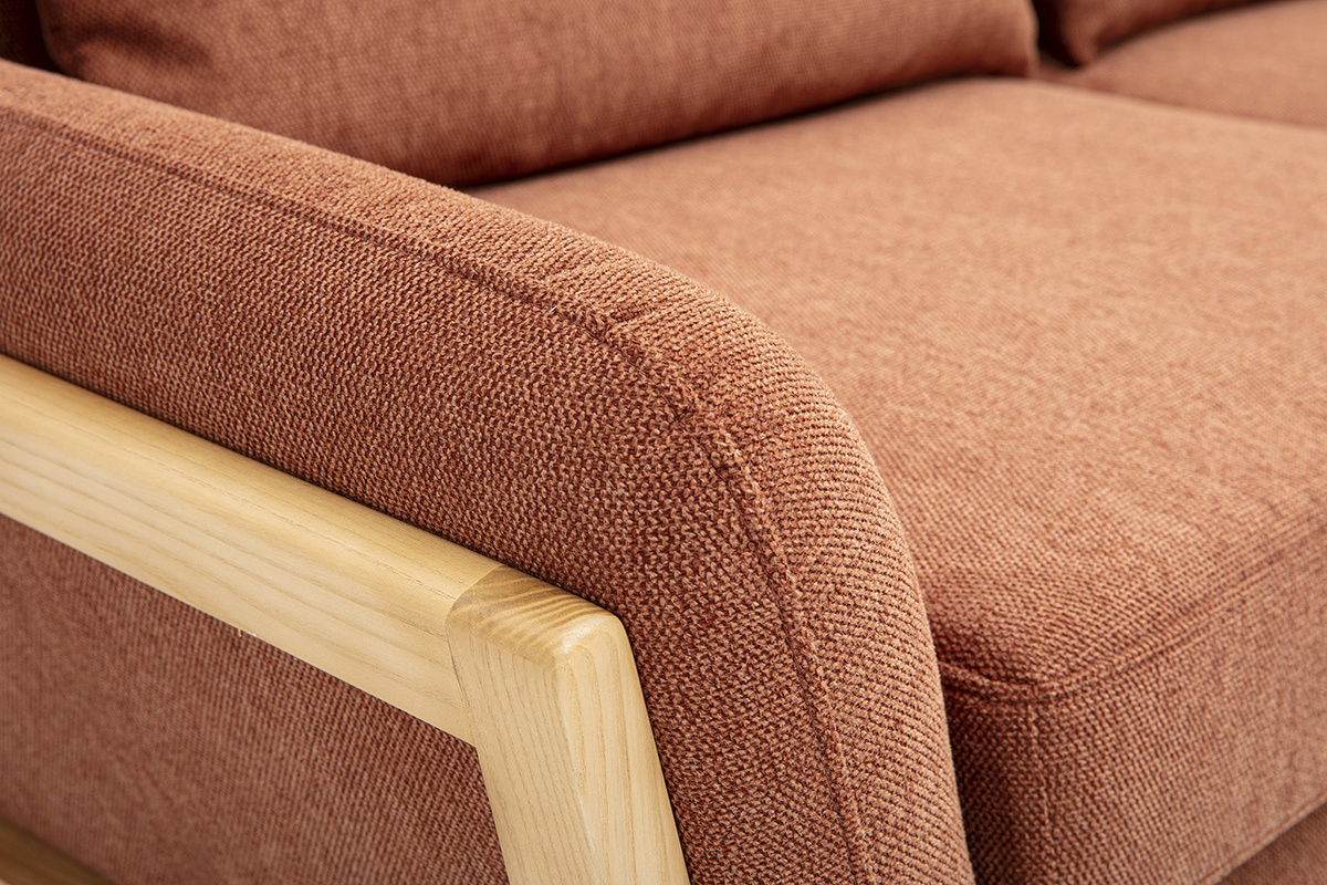 Detail des skandinavischen 3-Sitzer-Sofas aus strukturiertem Samtstoff in gebrannter Erde und hellem Holz, Nahaufnahme