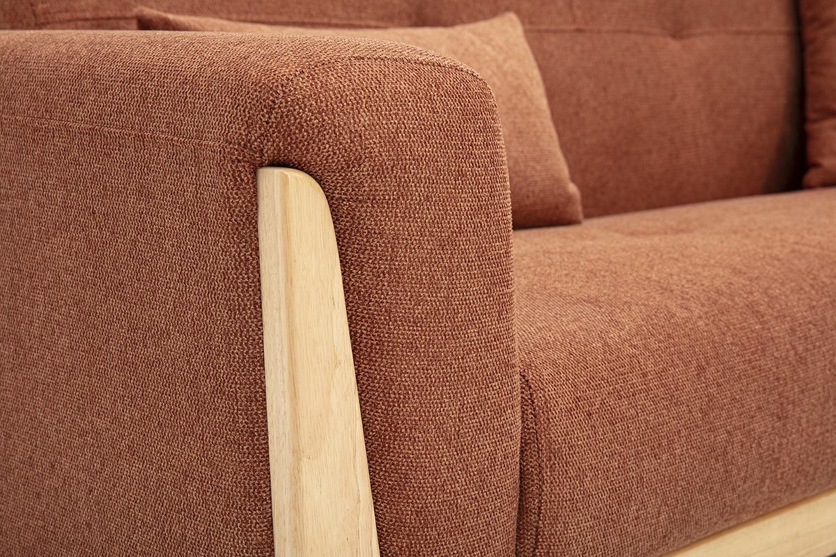 Detail des skandinavischen 3-Sitzer-Sofas aus Stoff  in gebrannter Erde mit Armlehne aus hellem Holz.