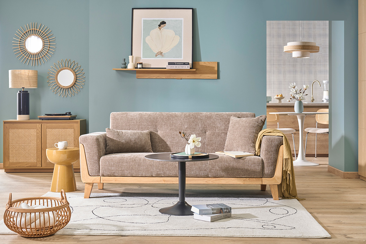 Skandinavisches 3-Sitzer-Sofa aus taupefarbenem Stoff und hellem Holz, Gesamtansicht in einem Wohnzimmer.