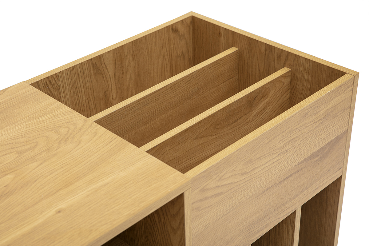 Draufsicht des ALICANTE Sideboards aus hellem Eichenholz mit offenen F�chern f�r Schallplatten.