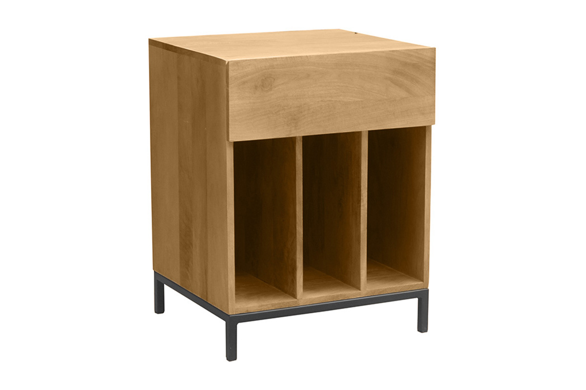 Aufbewahrungsm�bel f�r Schallplatten YPSTER aus Massivholz und schwarzem Metall, 3/4-Ansicht