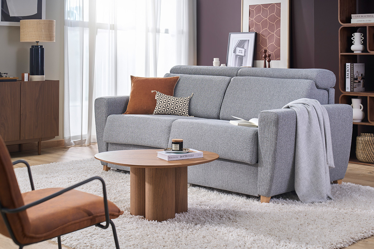 Graues 3-Sitzer-Schlafsofa mit verstellbaren Kopfst�tzen, 3/4-Ansicht in einem modernen Wohnzimmer