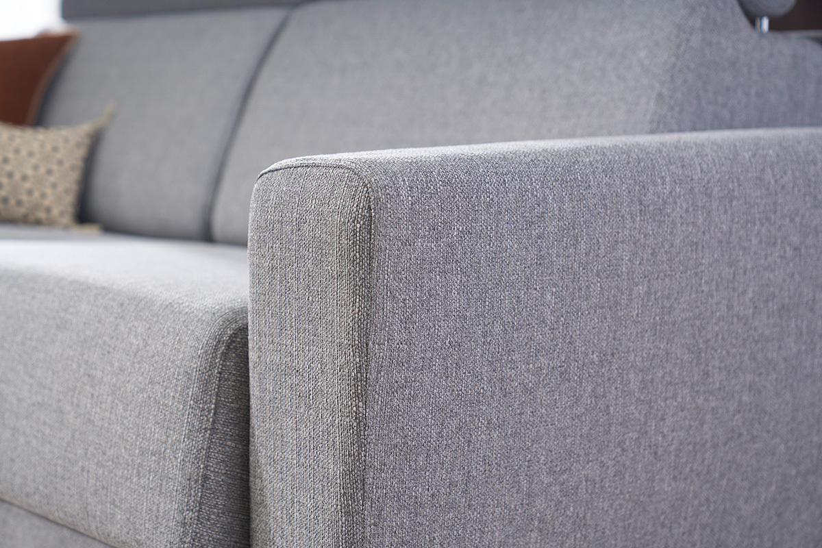Detail des Arms eines Schlafsofas GOYA aus grauem Stoff mit verstellbaren Kopfst�tzen.