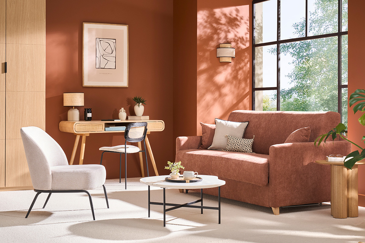SKANDY Schlafsofa in verbrannter Erde Stoff und hellem Holz in einem modernen Wohnzimmer.