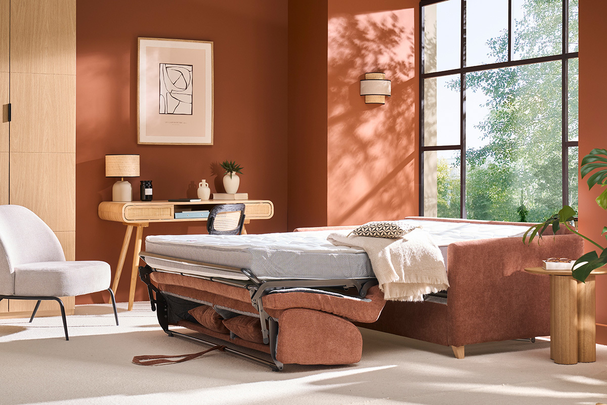 Dreisitzer-Schlafsofa in verbrannter Erde Stoff ausgeklappt zu einem Bett mit Matratze, seitliche Ansicht.