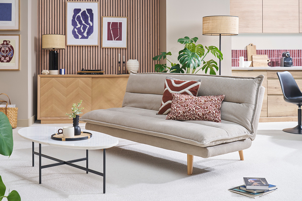 Schlafsofa fr 3 Personen in beige strukturiertem Samt-Effekt-Stoff und hellem Holz BINGO