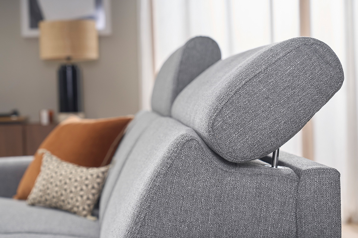 Detail der verstellbaren Kopfst�tzen eines hellgrauen Schlafsofas mit Dekokissen.