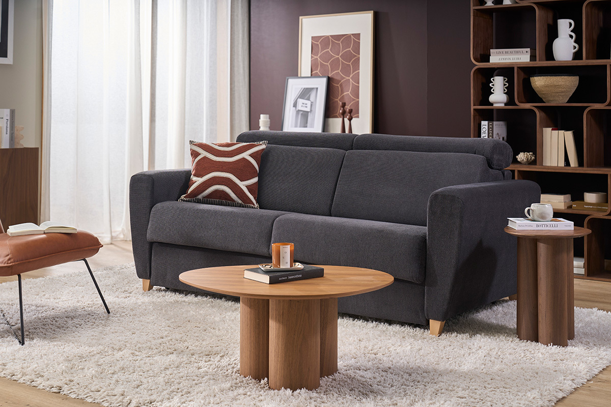 3-Sitzer-Schlafsofa aus anthrazitgrauem Samtstoff mit verstellbaren Kopfst�tzen in einem modernen Ambiente. Frontansicht.