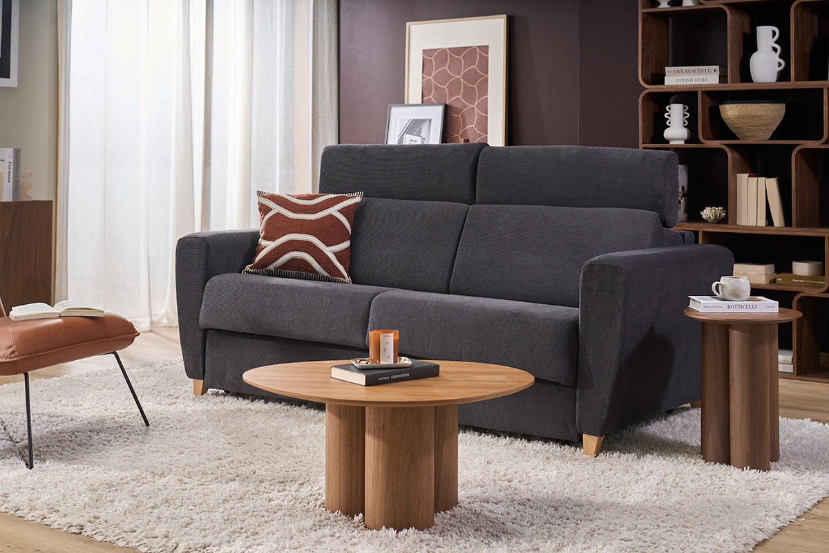 3-Sitzer-Schlafsofa in Anthrazitgrau mit verstellbaren Kopfst�tzen, Frontansicht, dekoriert mit Tisch und Kissen.