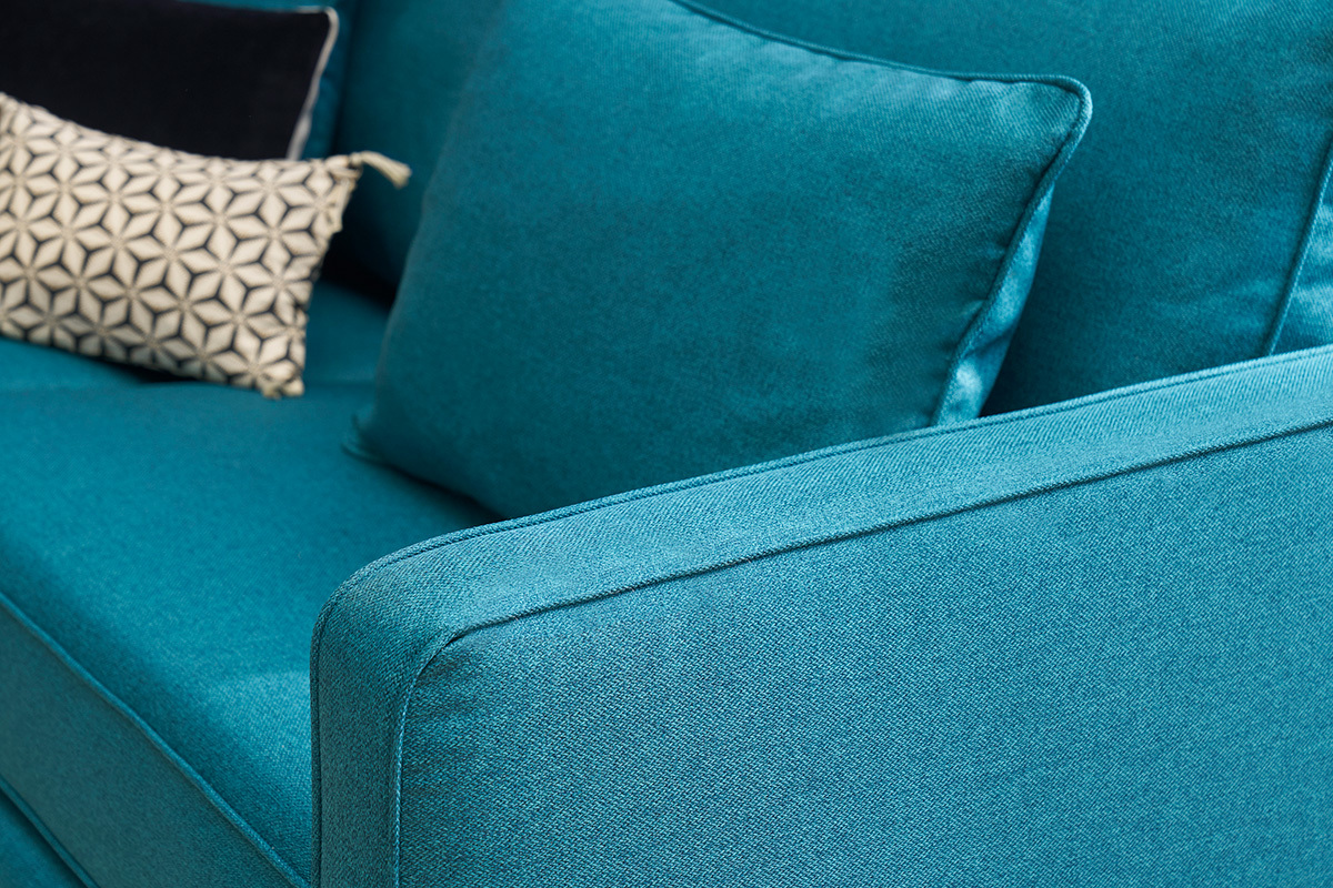 Skandinavisches Entensofa mit geometrischen Kissen, Nahaufnahme.