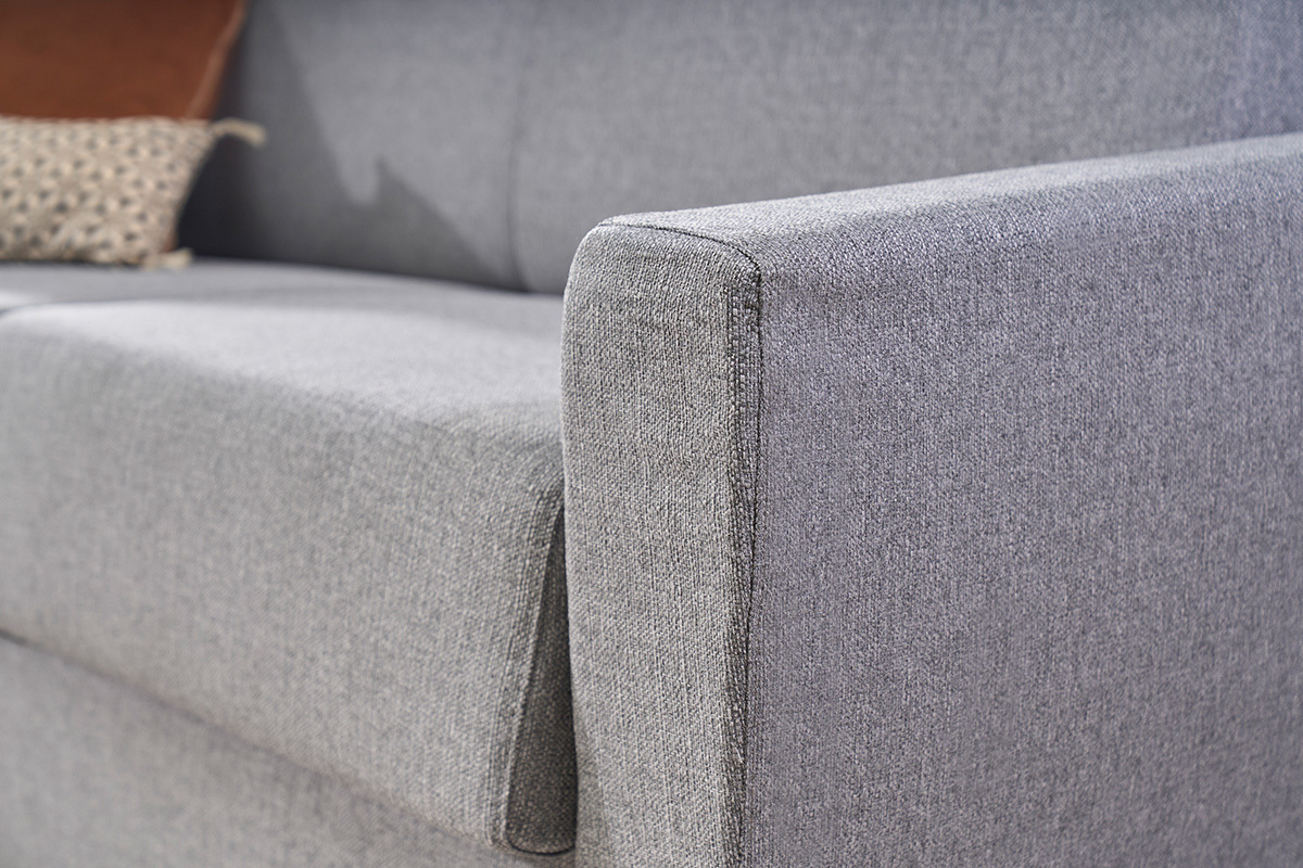 Detail des Schlafsofas GRAHAM aus hellgrauem Stoff, Nahansicht der Armlehne und der Sitzfl�che.