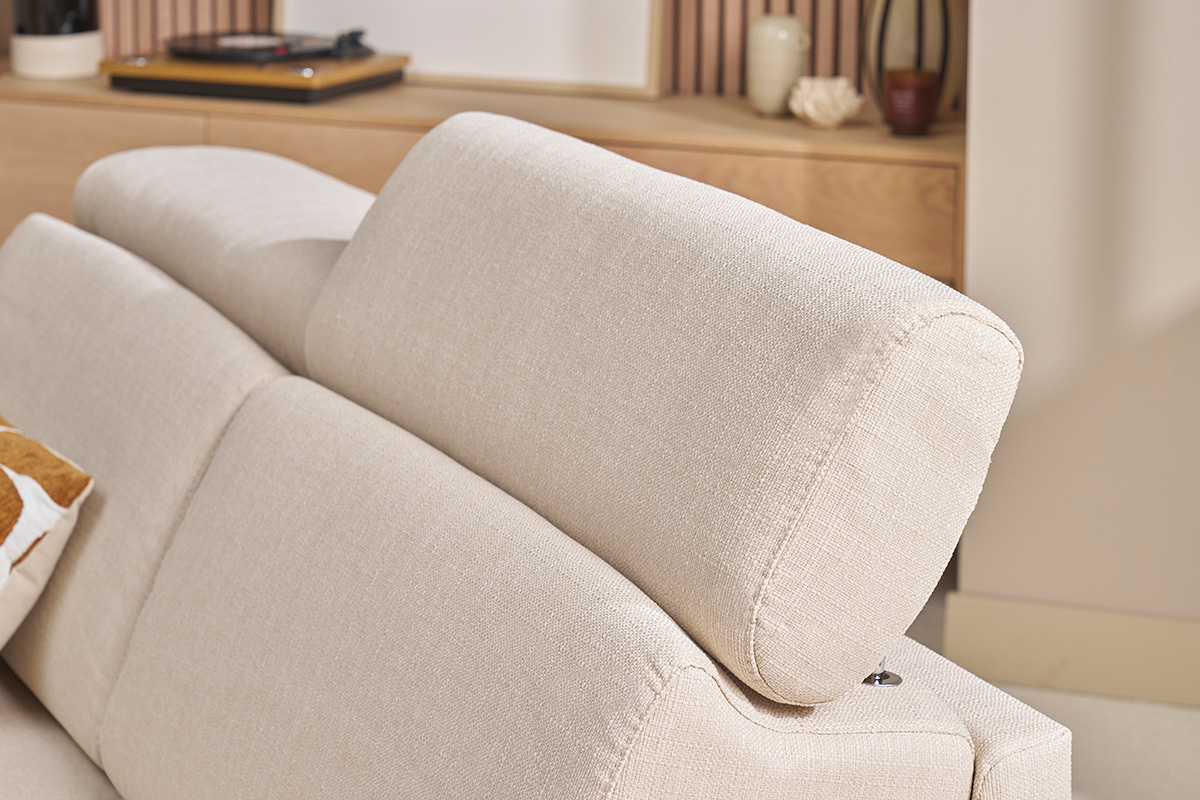 Nahaufnahme der verstellbaren Kopfst�tzen eines umwandelbaren Sofas in beige Stoff.