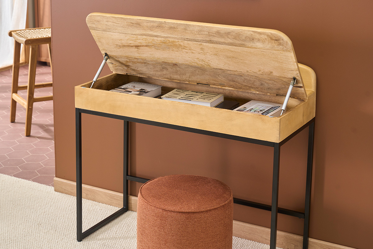 Schreibtisch aus Mangoholz mit offenem Stauraum, Hocker davor.