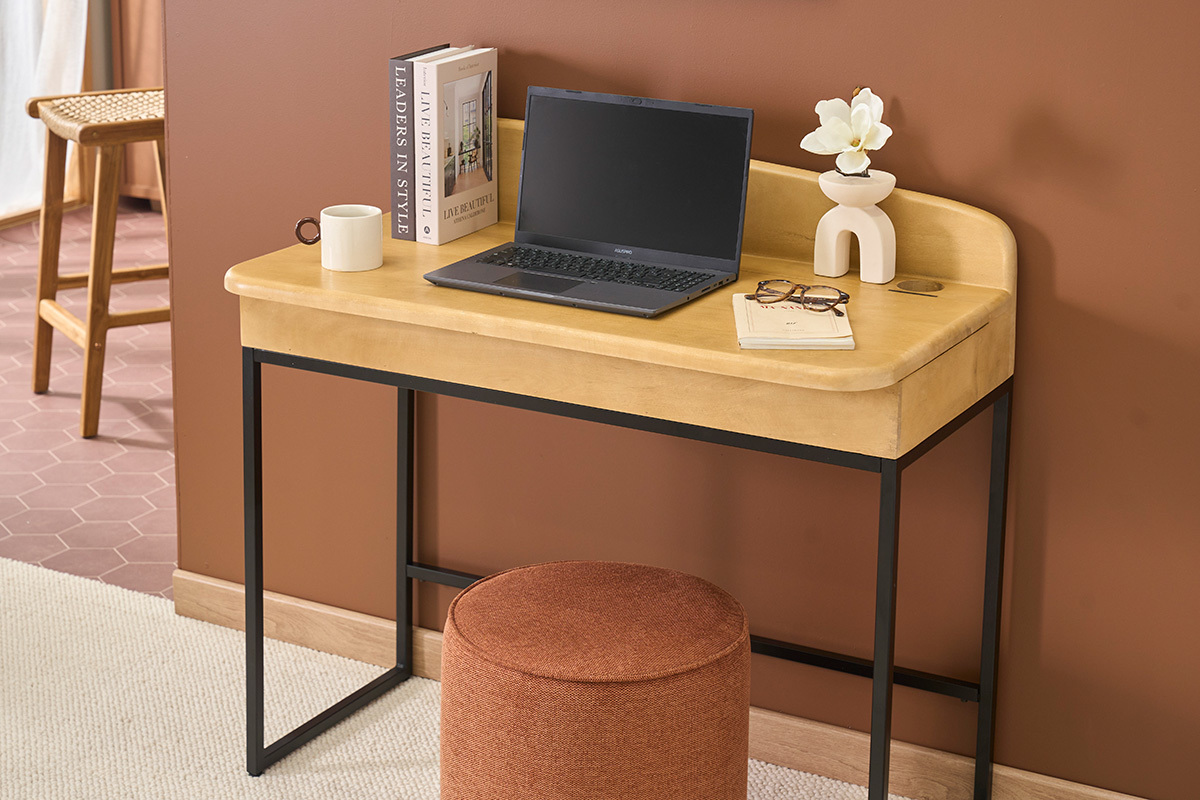 Schreibtisch aus Mangoholz mit Aufbewahrung, Laptop und B�chern, Frontansicht.