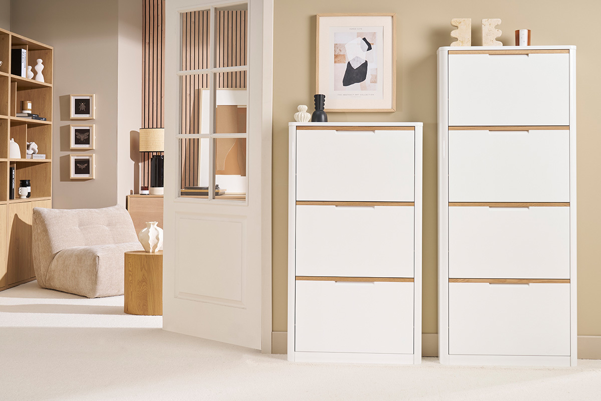 Zwei weie KIRK Schuhschrnke mit Kipp-Tren in einem modernen Interieur.