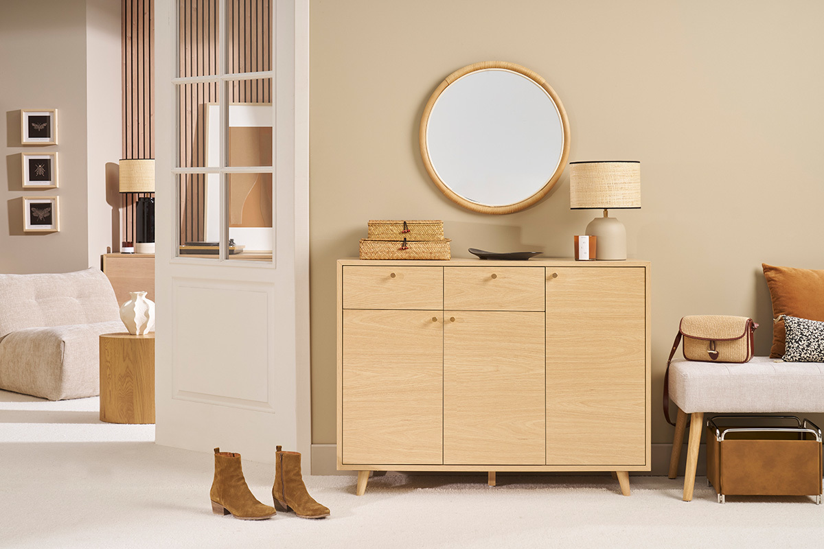 Helles Holzmbel fr den Eingangsbereich mit Spiegel und Lampe darber, Frontansicht.