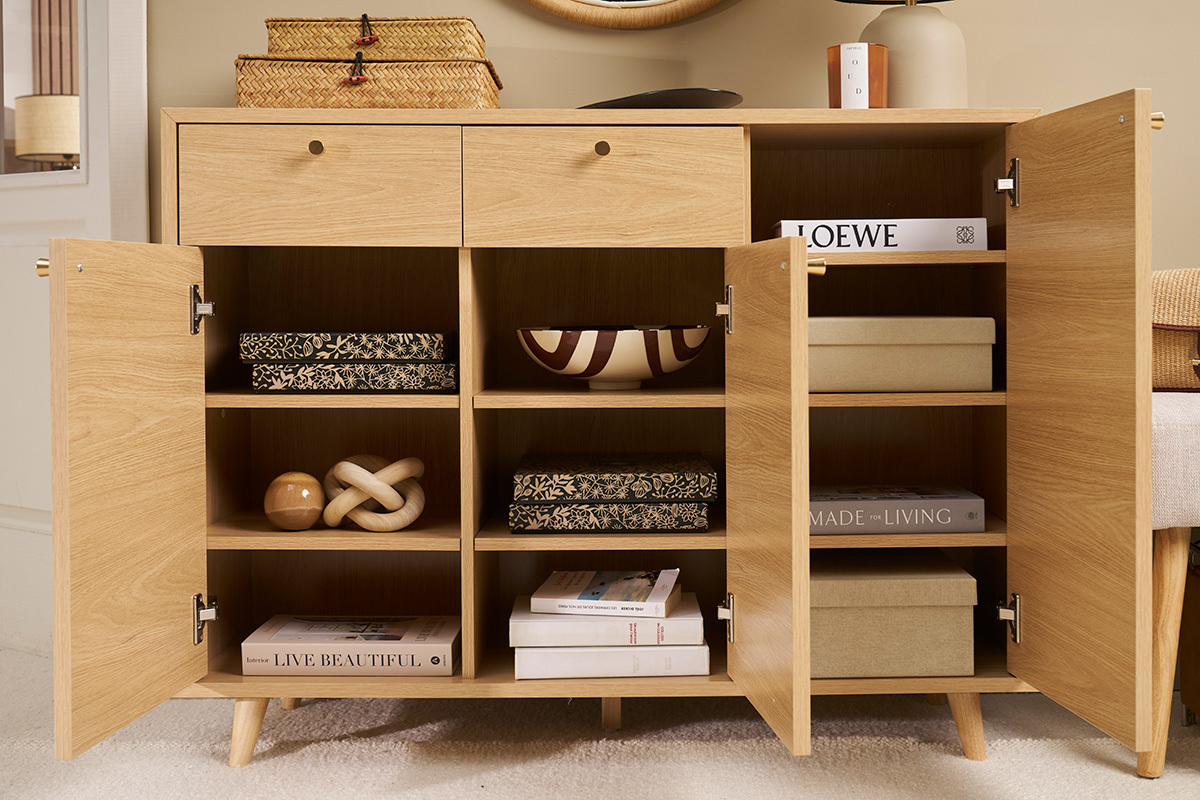 Helles Holzmbel fr den Eingangsbereich mit offenen Tren, Frontansicht, Dekorationsgegenstnde im Inneren.