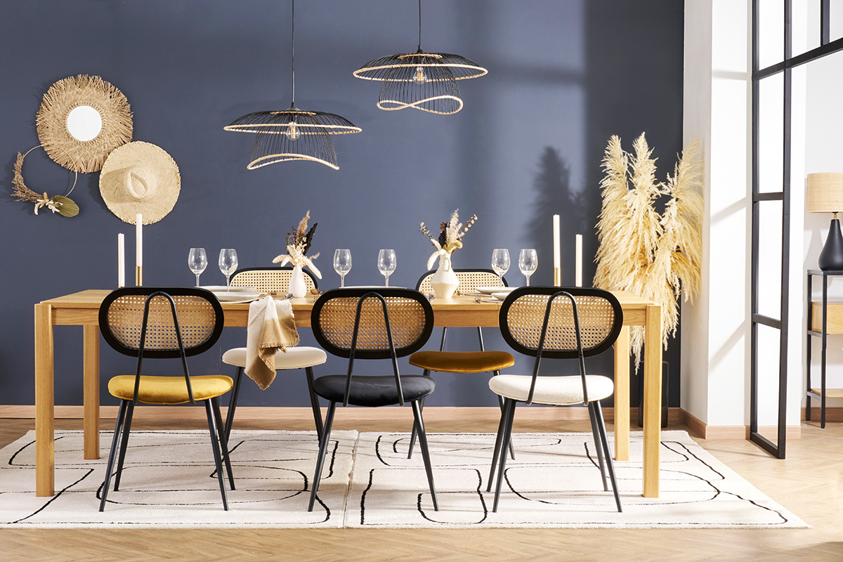 Esszimmer mit SWANN St�hlen aus Samt und Rattan um einen Holztisch.