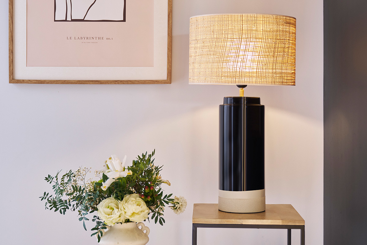 Schwarze Keramik-Tischlampe mit Rattanlampenschirm H64 cm MAJES