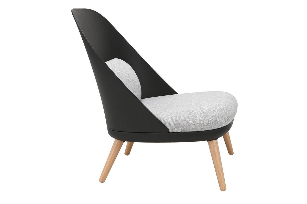Schwarzer Design-Sessel LEAF mit Stoffpolster und Sesselbeinen aus hellem Holz
