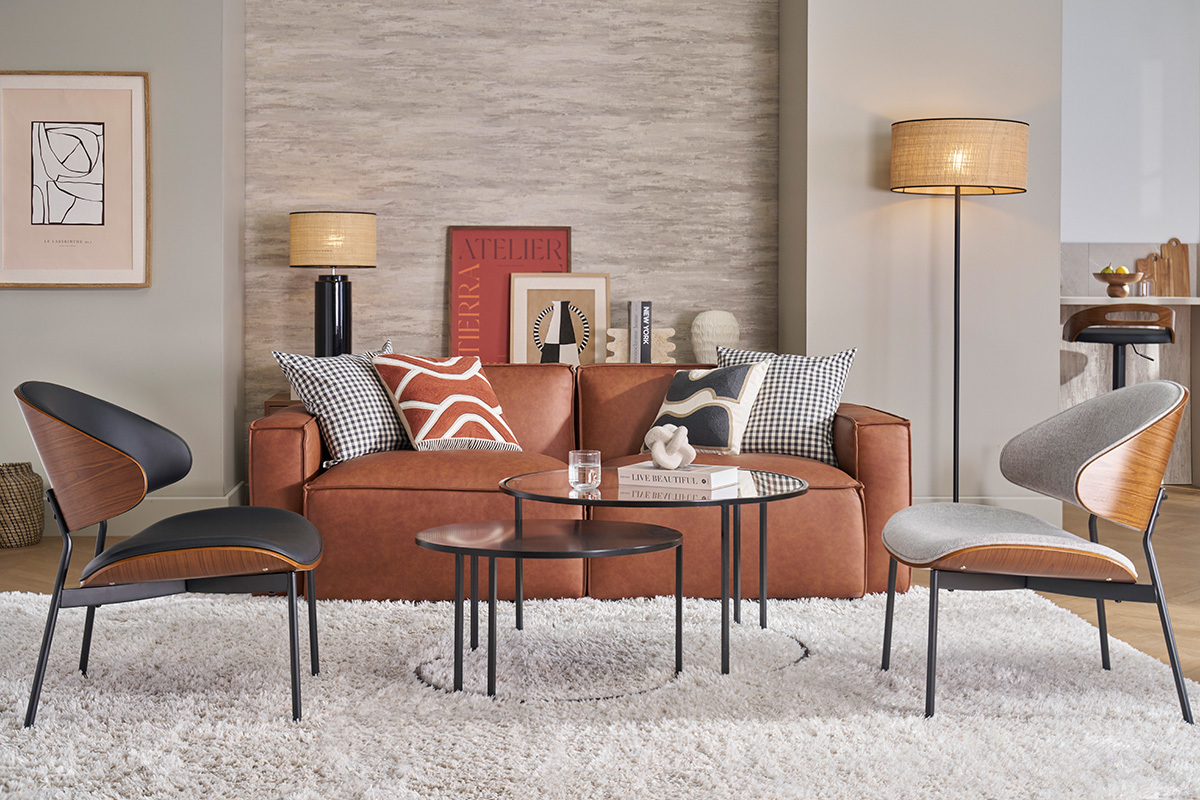 Schwarzer Sessel, dunkles Holz und schwarzes Metall FABULO