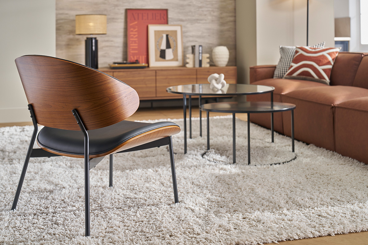 Schwarzer Sessel, dunkles Holz und schwarzes Metall FABULO