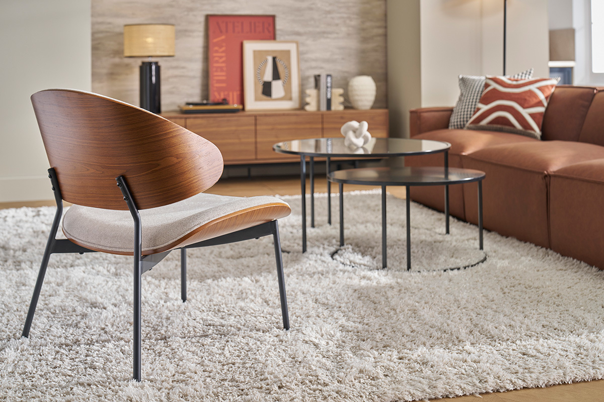 Sessel in beige Textur-Samtstoff, dunkles Holz und schwarzes Metall FABULO