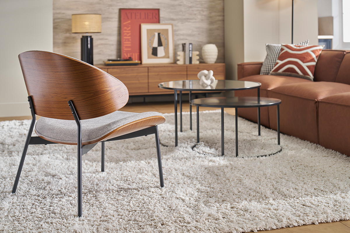 Sessel in grauem Samteffekt-Stoff, dunklem Holz und schwarzem Metall FABULO