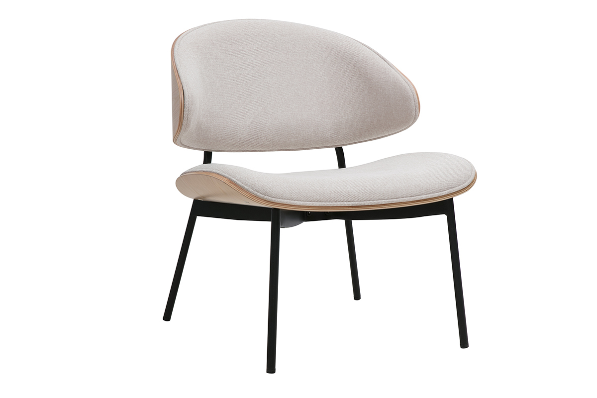 Bequemer Sessel in beige Velours-Optik mit schwarzen Metallfen, Dreiviertelansicht.