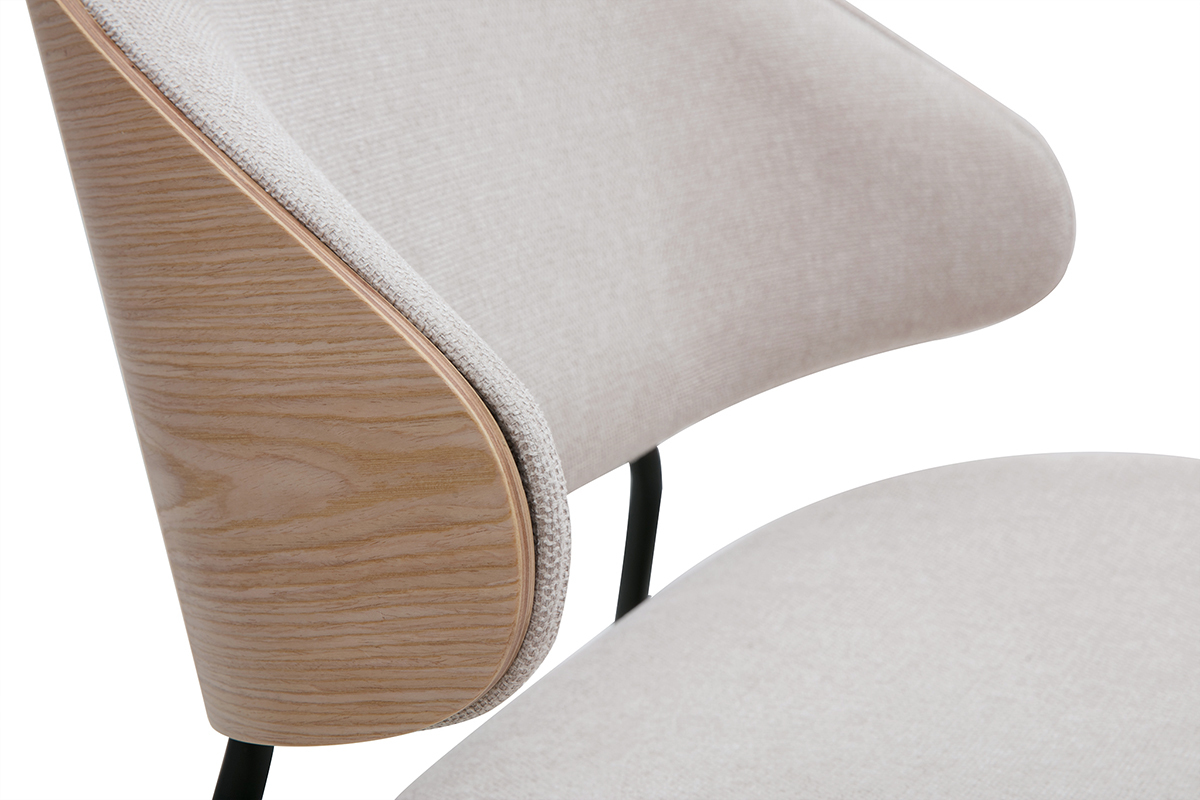 Stuhl FABULO aus beigem Stoff, hellem Holz und Metall, Detailansicht der Rckenlehne.