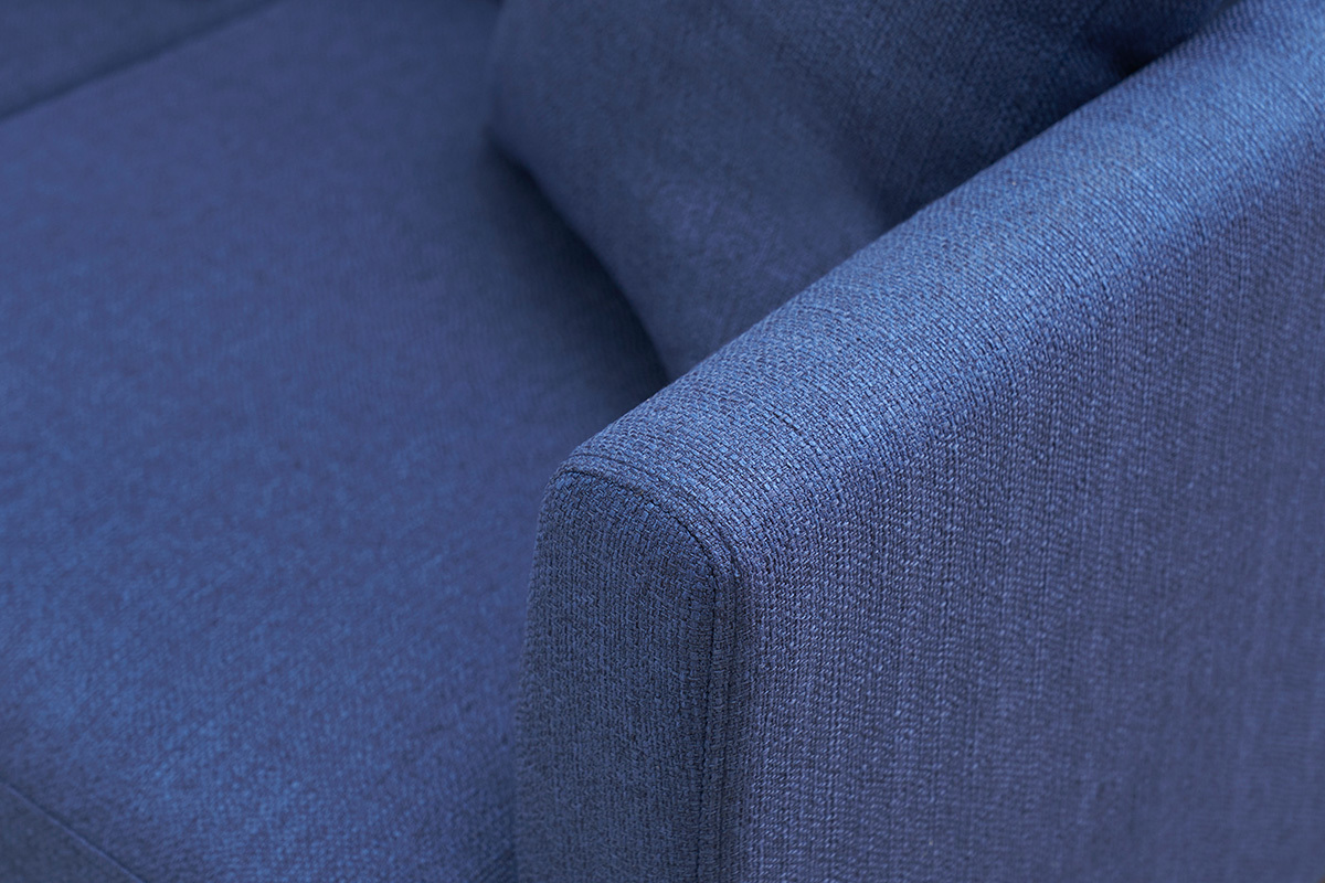 Detail des dunkelblauen Stoffes des skandinavischen Sessels OSLO mit Armlehne.